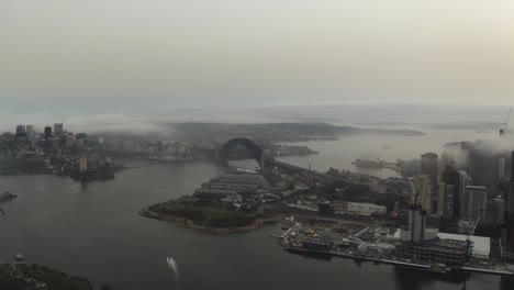 Sydney-Harbour-Bridge-Aus-Der-Ferne-An-Einem-Nebligen-Morgen