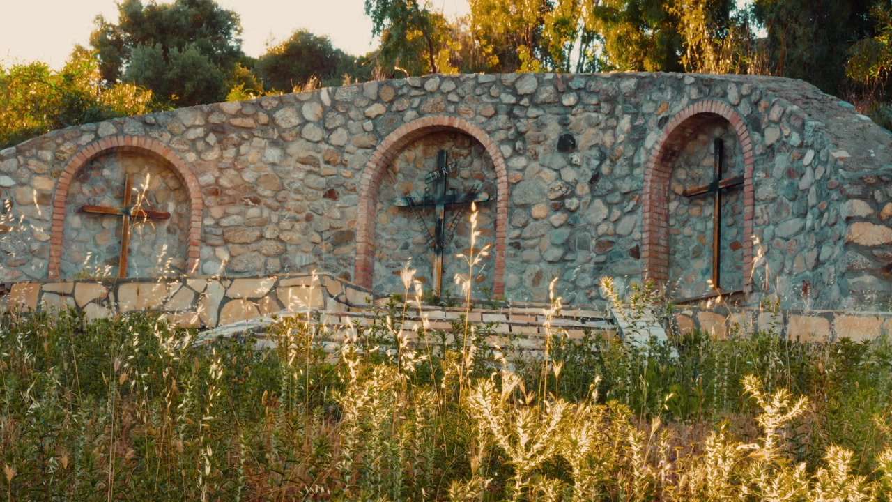 Tre sacri crocifissi religiosi cristiani in un Calvario italiano all'aperto.