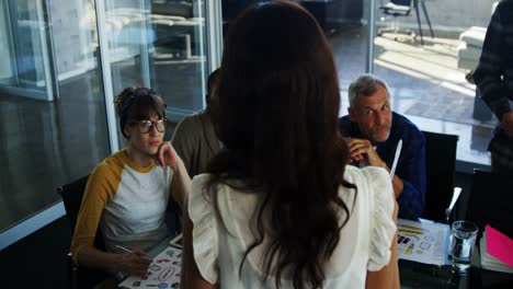 ejecutivos discutiendo durante la reunión