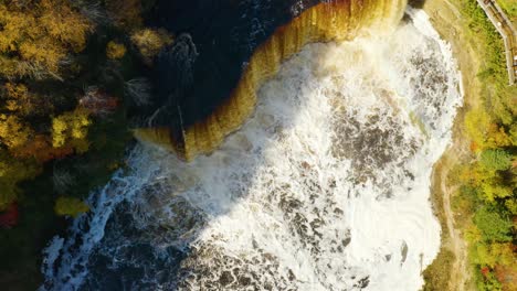 Luftaufsteigender,-Breiter,-Kurviger-Süßwasserwasserfall-Im-Wald,-Senkrecht-Nach-Unten-Geschossen