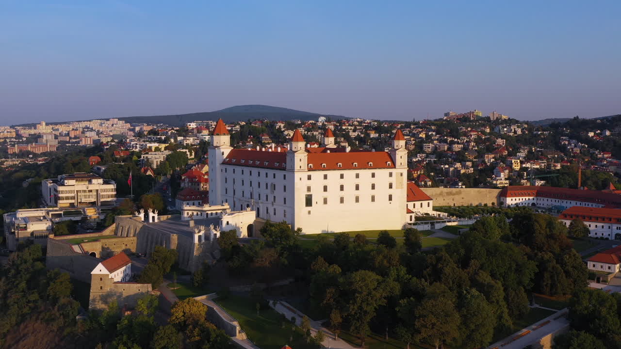 disparo giratorio de drones que revela el castillo de bratislava en bratislava, eslovaquia