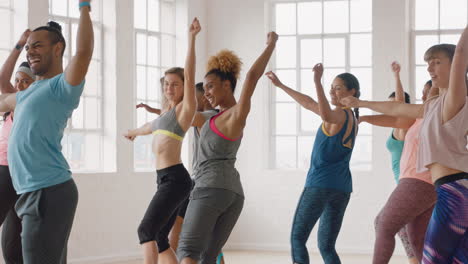 clase de baile grupo feliz de personas multiétnicas bailando disfrutando del entrenamiento practicando movimientos de coreografía en el gimnasio