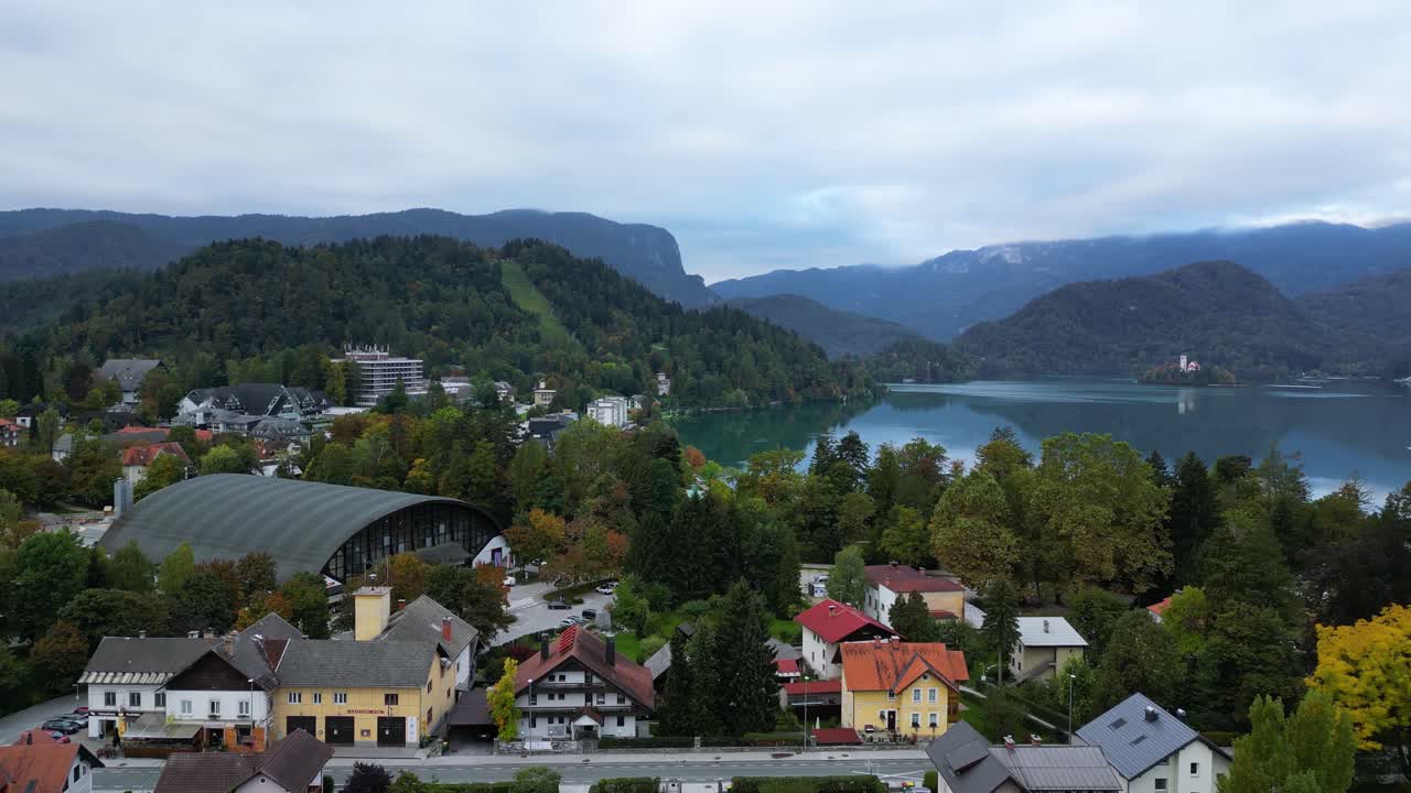 Città turistica di Bled sul lago nelle Alpi Giulie della Slovenia, Ripresa aerea con drone
