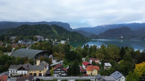 Tourismusstadt-Bled-Am-See-In-Sloweniens-Julischen-Alpen,-Drohnenflug-Aus-Der-Luft