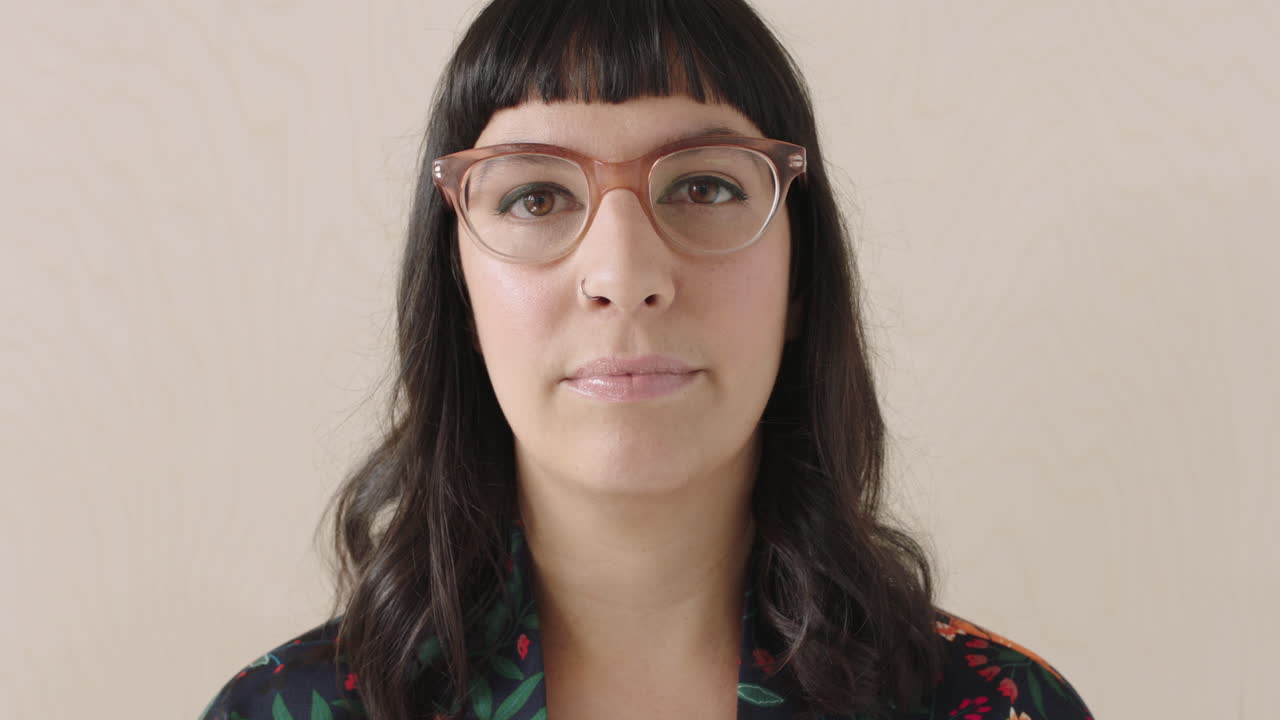 retrato de una joven mujer de negocios con un estilo moderno y serio