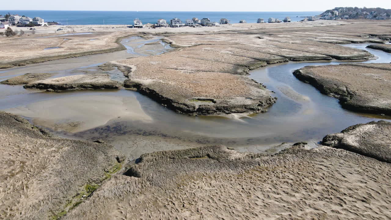 imágenes aéreas de drones sobre marismas a peggotty beach en scituate, ma