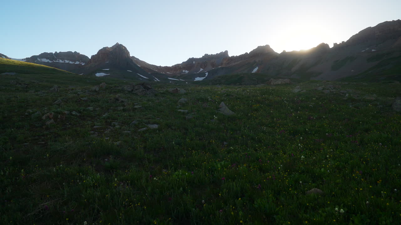 pan cinemático derecho flor silvestre hora de oro luz lago de hielo cuenca silverton telluride nuestro sendero cabeza de verano nieve derretida pico puesta de sol en las montañas rocosas valle tarde crepúsculo impresionante paisaje