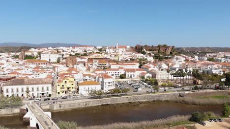 Imágenes-Aéreas-De-Drones-De-4k-Sobre-La-Ciudad-Histórica-De-Silves-A-Lo-Largo-De-Las-Orillas-Del-Río-Arade-En-Portugal