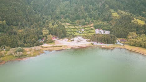 Calderas-Da-Furnas-Junto-Al-Lago-Furnas-En-Las-Exuberantes-Azores,-Portugal,-Vista-Aérea