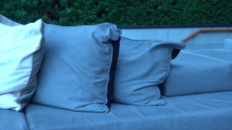 almohadas con terraza al aire libre y sofá