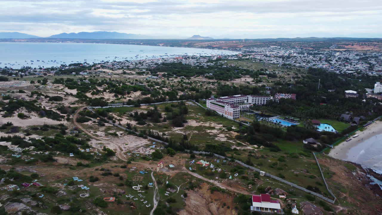 cementerios que revelan toma aérea del cementerio por playa - mui ne, vietnam