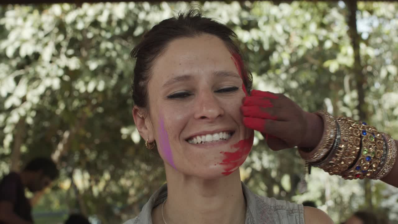 holi es un popular y antiguo festival hindú, originario de la india.