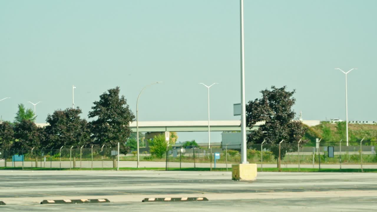 주간 고속도로에서 운전하는 색 반 트럭 트레일러의 느린 움직임