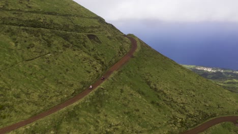 cuatriciclos en camino de tierra rodeado de exuberante vegetación en la isla de são jorge, las azores, portugal