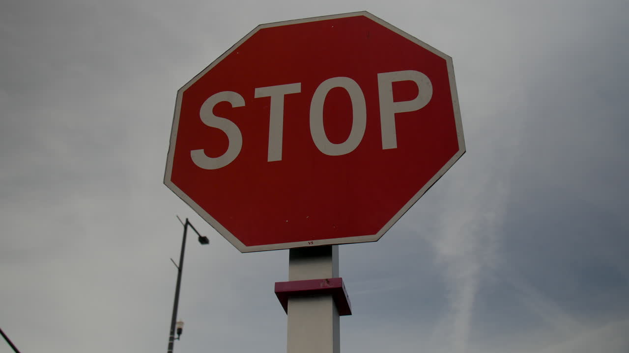 la cámara gira alrededor de la señal de "stop" de la ciudad