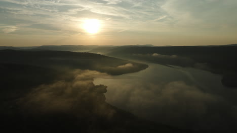 Vista-Aérea-Sobre-El-Lago-Fort-Smith-Al-Amanecer-En-Arkansas,-EE.UU.---Disparo-De-Drones