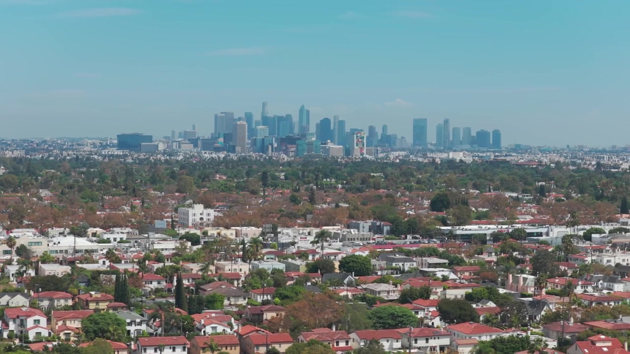 Ripresa aerea con dolly e teleobiettivo del centro di Los Angeles da Mid-Wilshire, nel sud della California. 4K