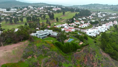 Antena-Orbitando-Sobre-Mansión-En-Ladera-Verde,-Condominio-Exclusivo-En-Maitencillo,-Chile