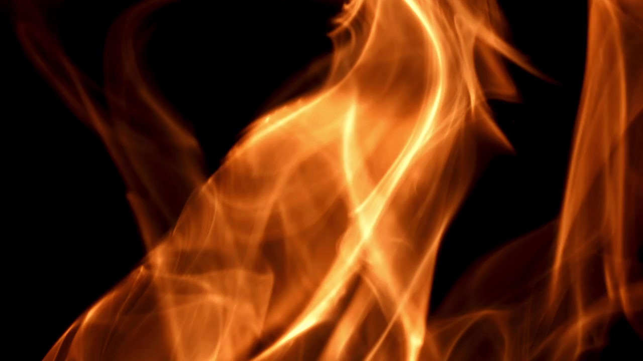 Abstrakt flammende orange og rød røg hvirvler på sort baggrund