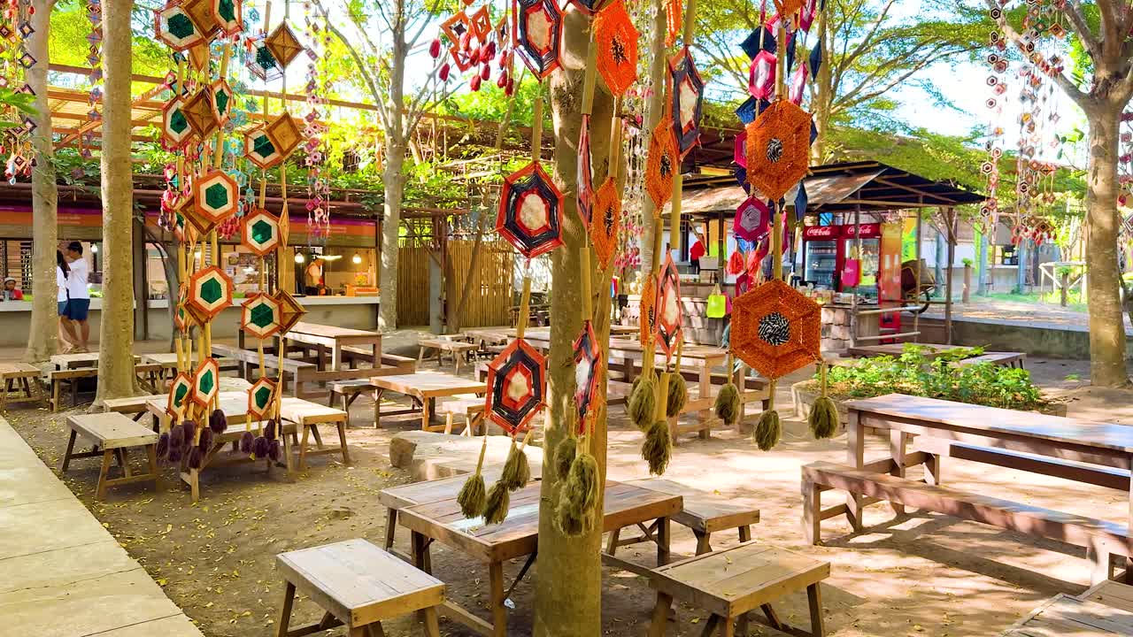 평화로운 야외 환경에서 활기찬 장식