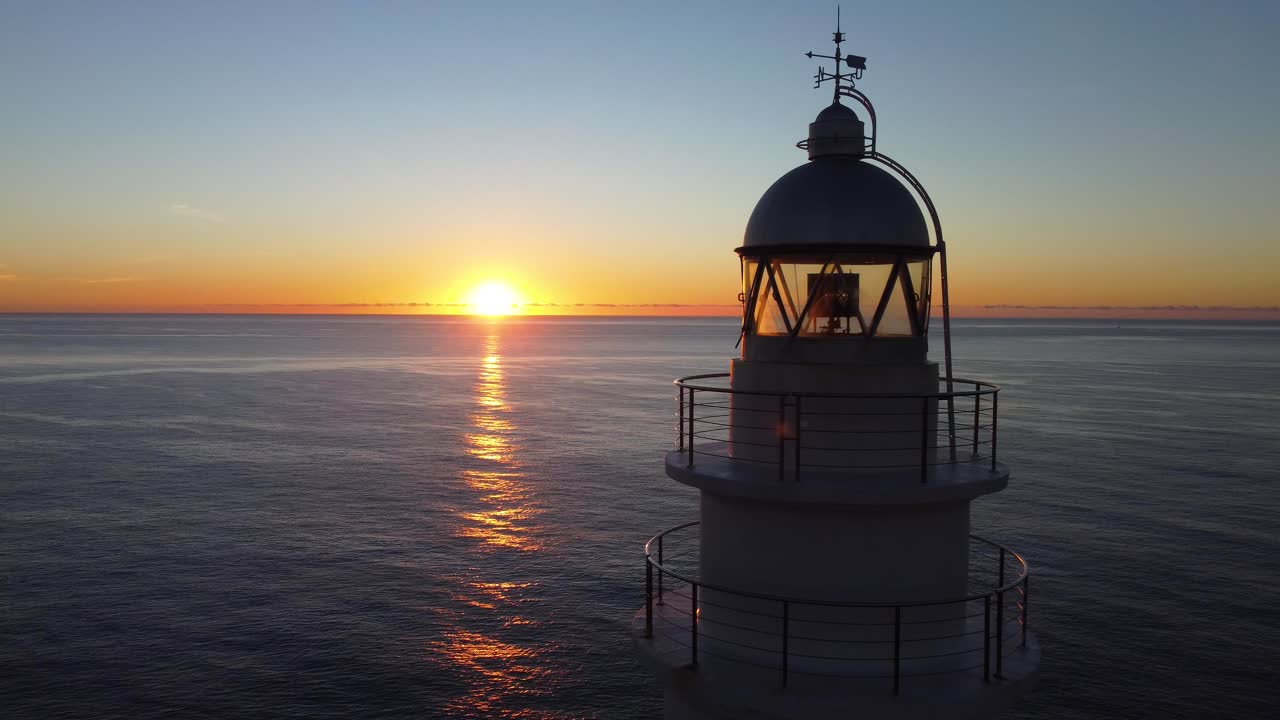 바다 위로 일출과 함께 등대의 클로즈업 샷