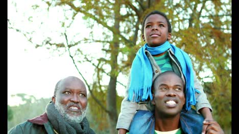 Vater,-Sohn-Und-Großvater-Im-Park