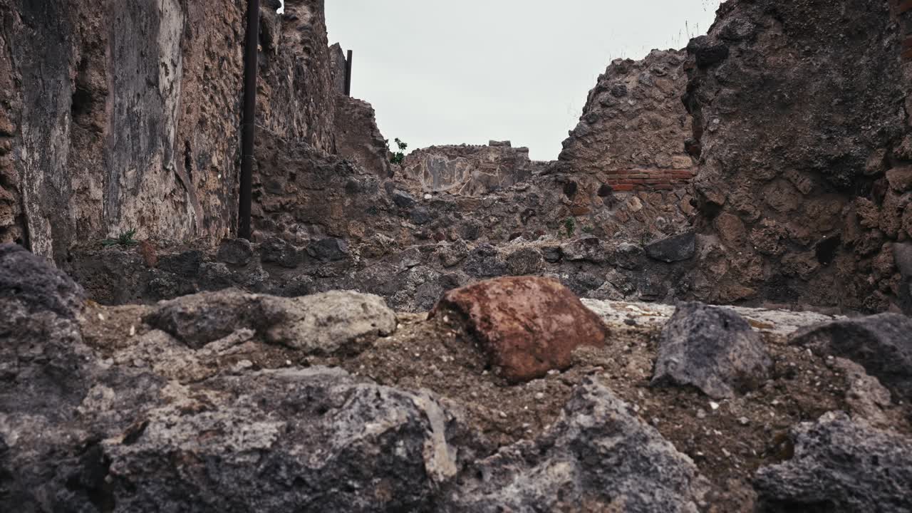 이탈리아 의 회색 하늘 아래 에 있는 폼페이 의 무너지고 있는 벽