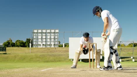 bateador golpeando una pelota durante un partido de cricket