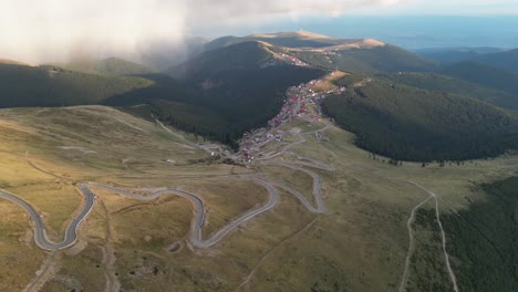 Carretera-Sinuosa-Transalpina-Con-Curvas-Cerradas-En-Las-Montañas-De-Los-Cárpatos,-Rumania---Antena-4k