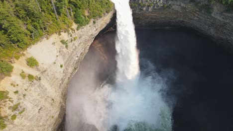 helmcken falls corriendo sobre el borde de un acantilado hacia el río murtle en el parque provincial wells grey en columbia británica, canadá