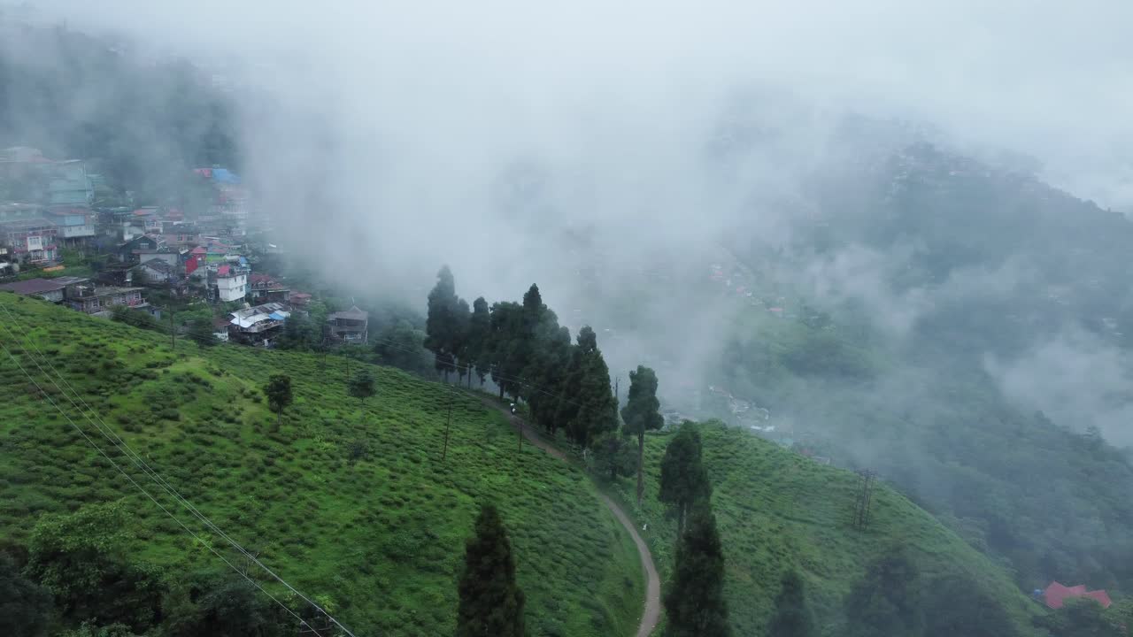 Riprese con drone dei dintorni di Darjeeling, una delle destinazioni turistiche più popolari nel Bengala Occidentale