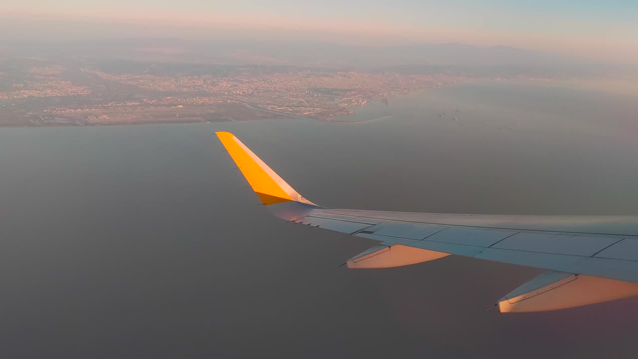 ala de avión en la línea del horizonte y el puerto de camino a marsella con los barcos en el mar