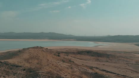 Antena-Sobre-La-Costa-árida-Junto-Al-Lago-Salado-En-Karachi,-Pakistán