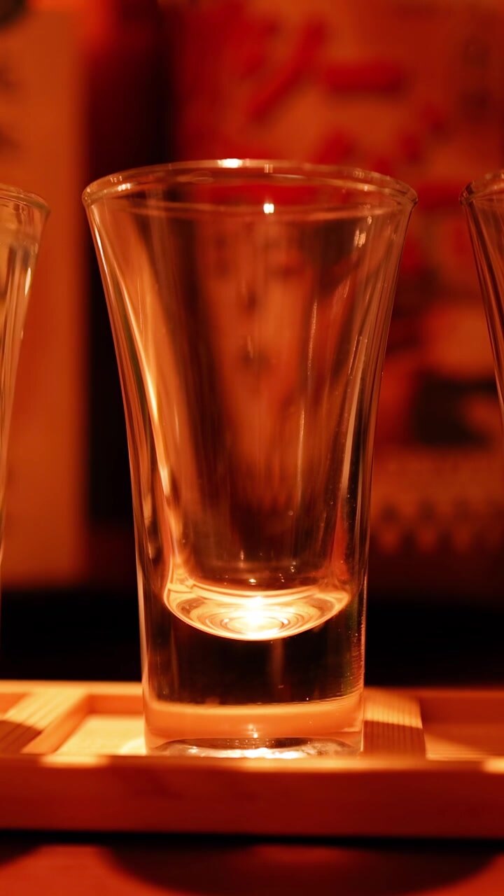 Bicchieri da sake che si riempiono progressivamente nel tempo