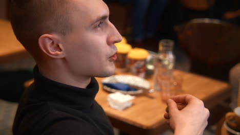 hombre en un café