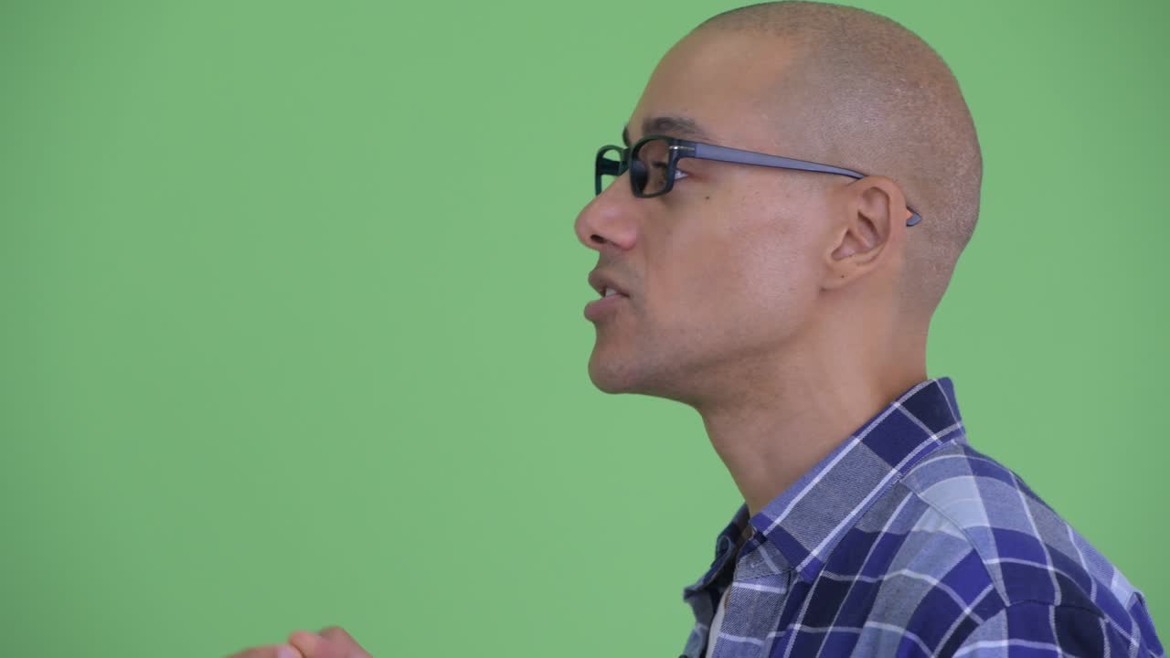 안경을 입은 행복한 잘생긴 머리 스터 남자