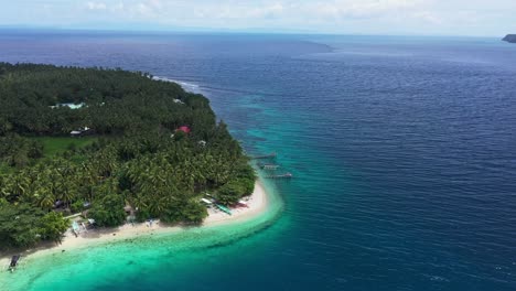 Mar-Azul-Tranquilo-Con-Playa-De-Arena-Blanca-En-La-Isla-De-San-Pablo-En-Hinungan,-Leyte,-Filipinas