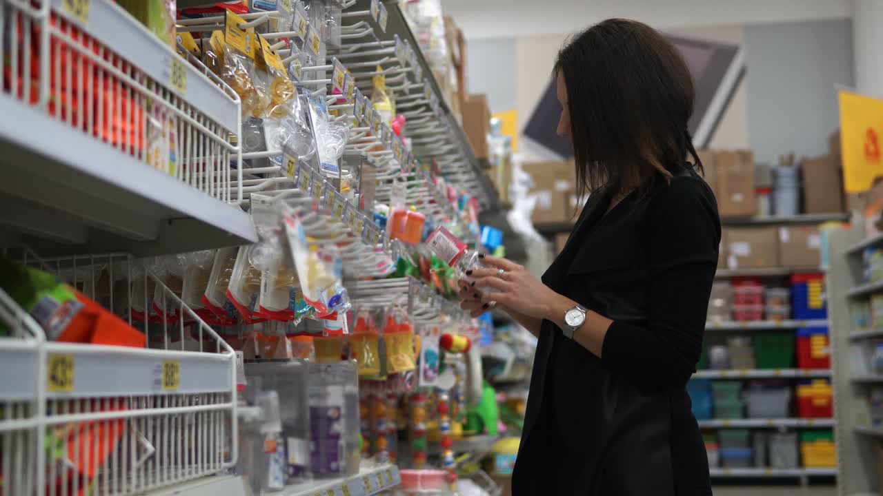 mujer comprando en una tienda de comestibles