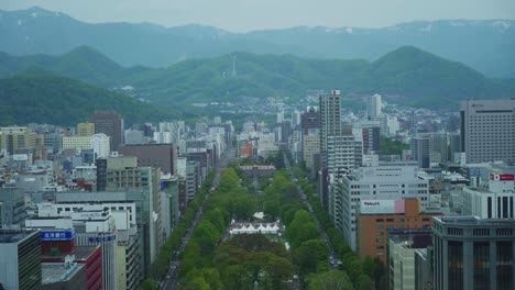 Vistas-Al-Parque-Odori-Desde-La-Torre-De-Televisión-De-Sapporo-Y-Al-Paisaje-Boscoso-En-Un-Fondo-Distante