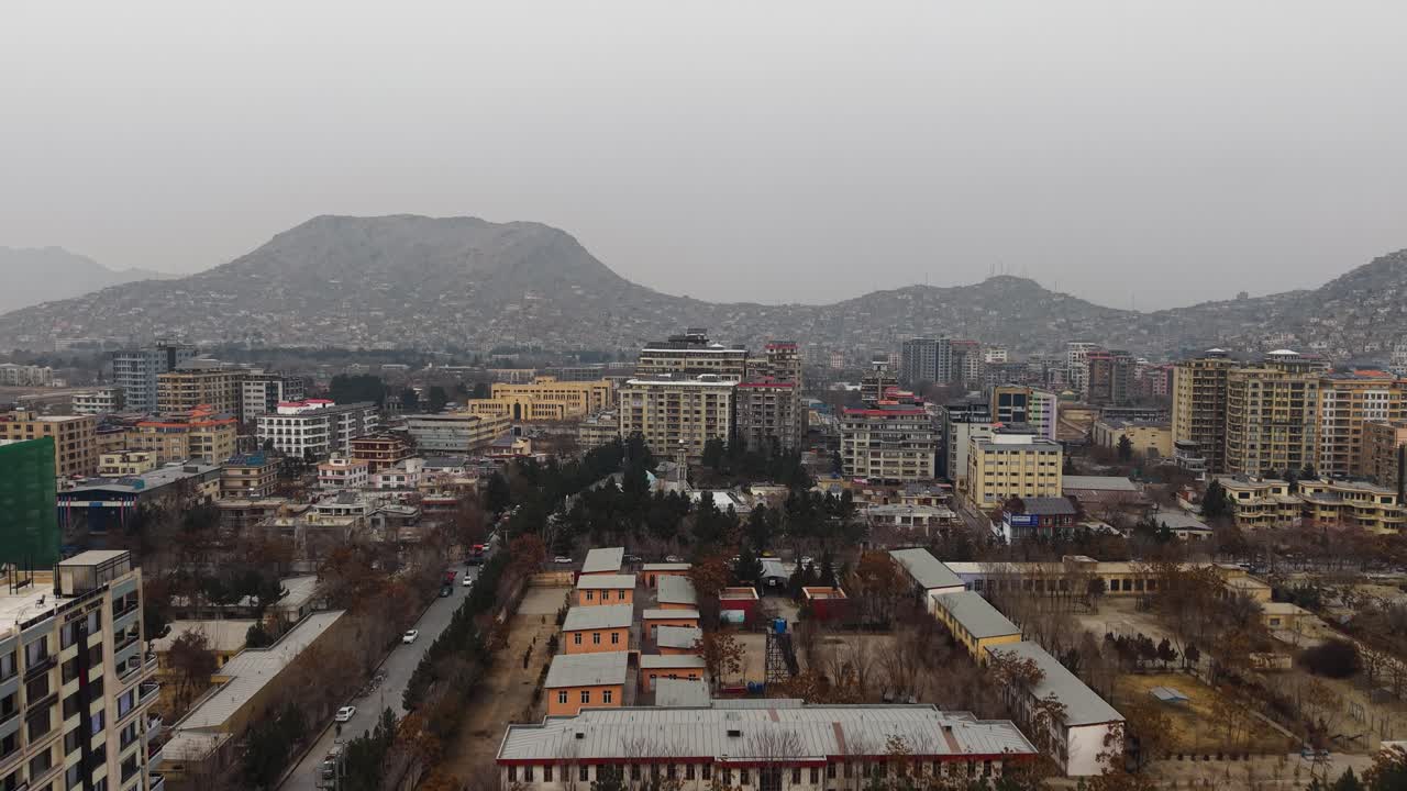 Kabul, Karta-e-Chahar bölgesinde bulutlu bir gün, şehir manzarası ve dağlar