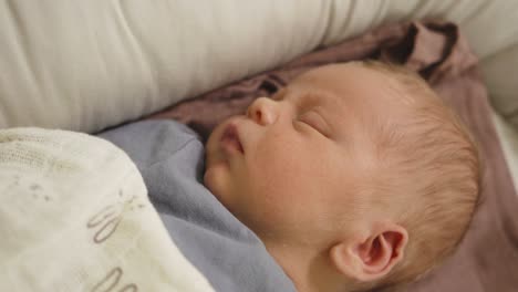 bebé europeo recién nacido durmiendo de cerca