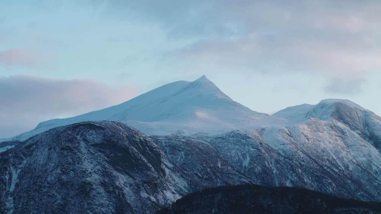 Vista panoramica di una vetta montana innevata in una giornata luminosa in Norvegia