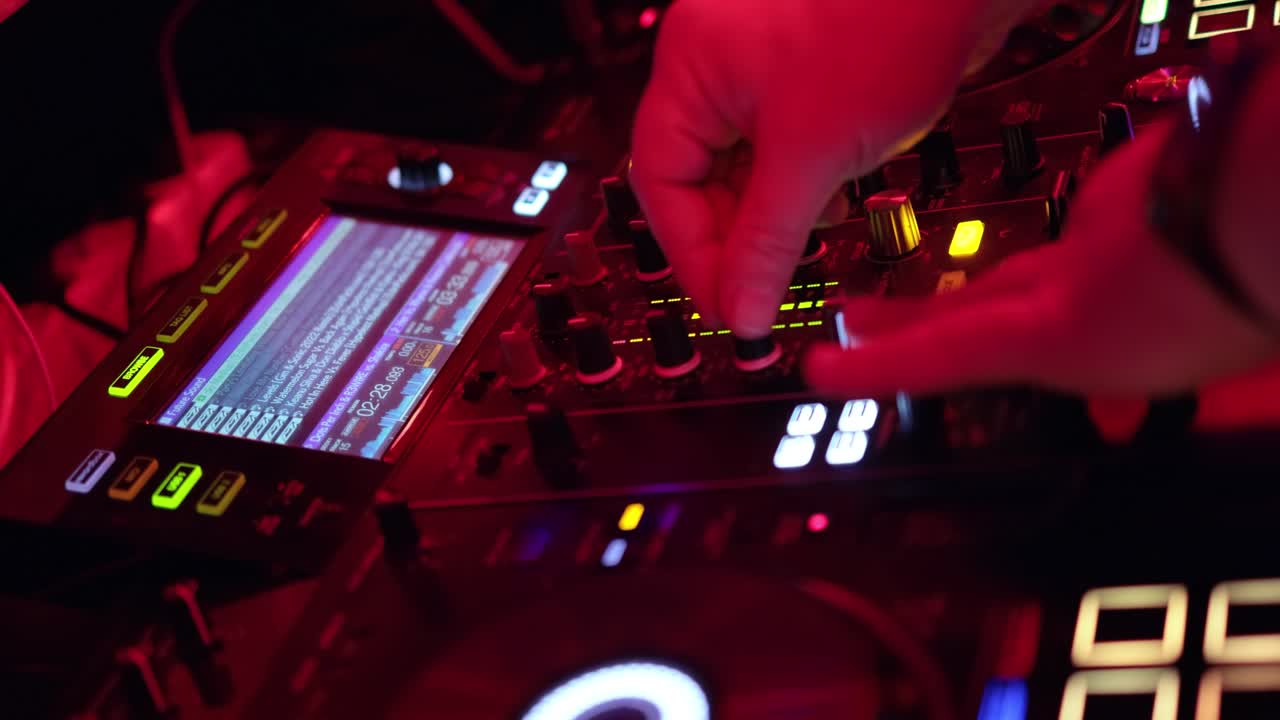 club nocturno, concepto de vida nocturna, manos de dj mezclando el control remoto de dj.