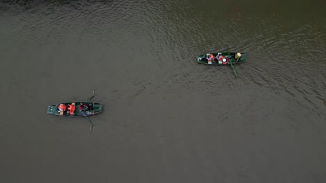 Luftaufnahme-Von-Booten,-Die-Den-Fluss-In-Der-Bergregion-Von-Ninh-Ninh-Im-Norden-Vietnams-Hinunterfahren