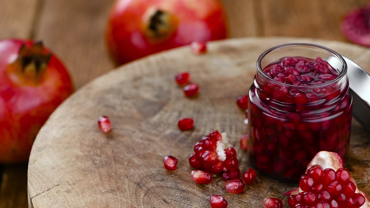 porción de semillas de granada conservadas en una placa giratoria (con un bucle sin costuras)
