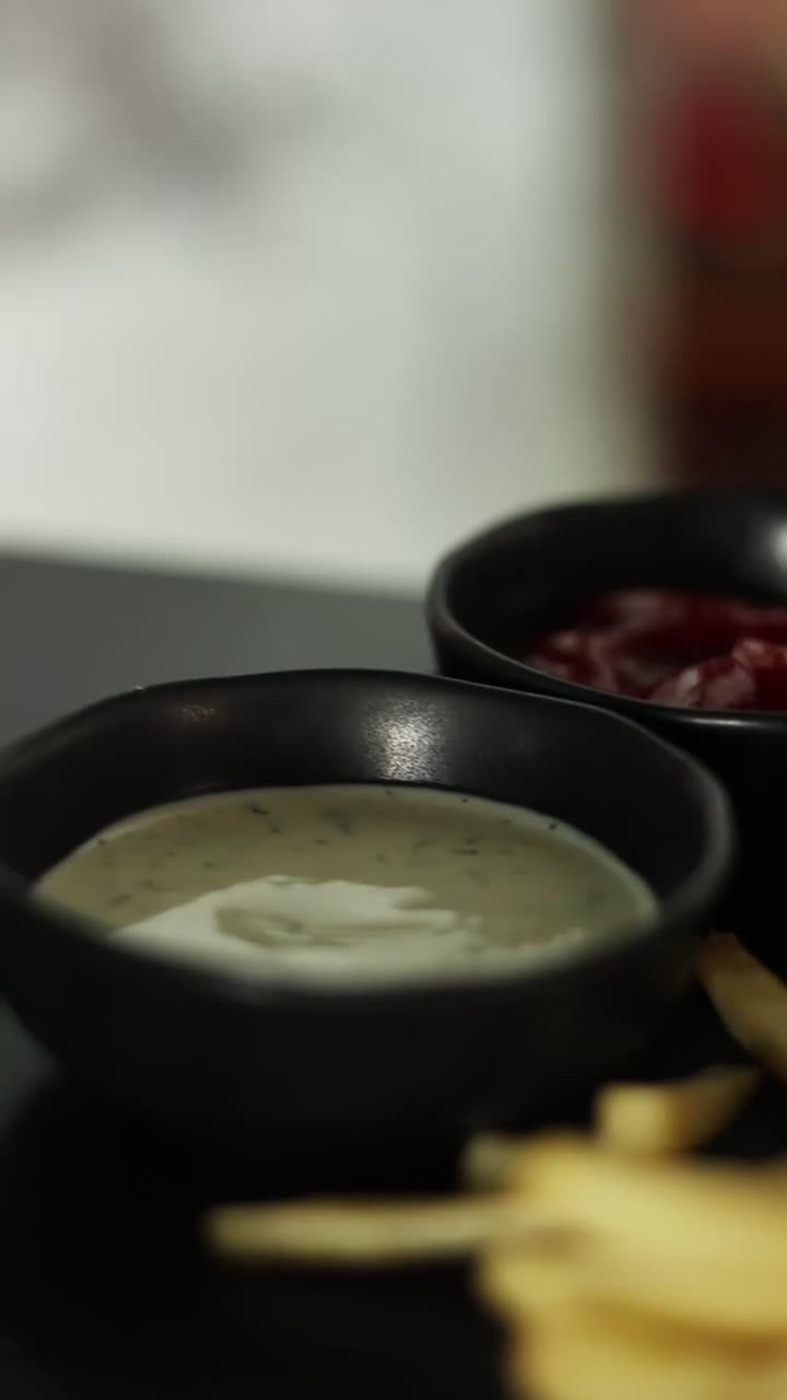 sumergir dedos de pescado frito en salsa con papas fritas