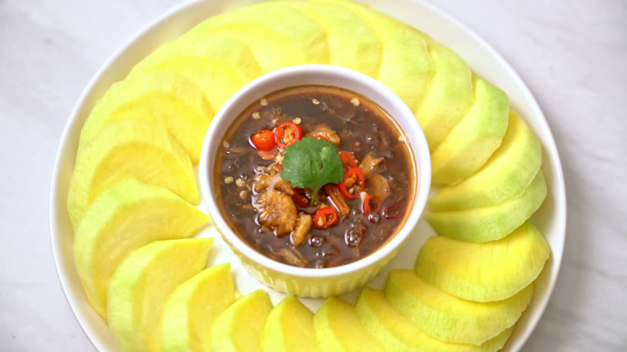 mango verde y dorado fresco con salsa de pescado dulce - estilo asiático