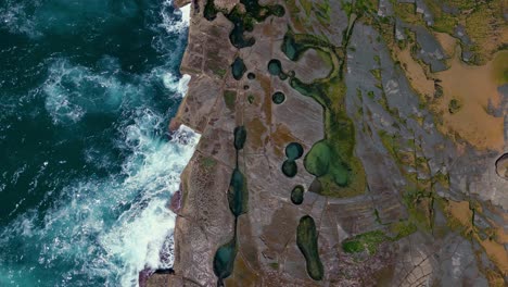 Figura-Ocho-Piscinas-En-El-Parque-Nacional-Real-De-Sydney-En-La-Playa-De-Palmas-Ardientes,-Australia