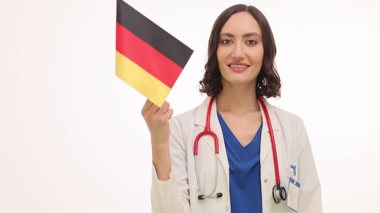 Medico che tiene in mano una bandiera tedesca