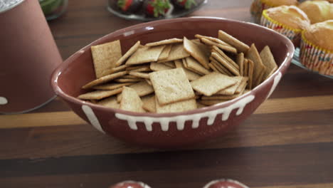 Fußball-Erdbeeren-Auf-Dem-Tisch-Mit-Schokolade-Bei-Der-Super-Bowl-Feier